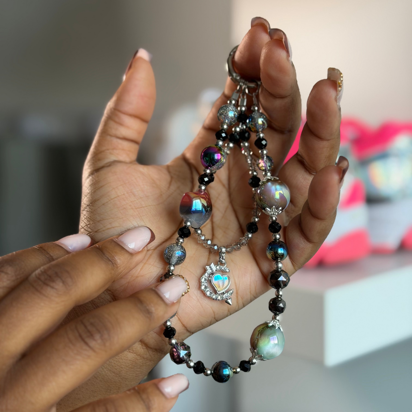 Lanière de Téléphone Portable Noire avec pendentif cœur