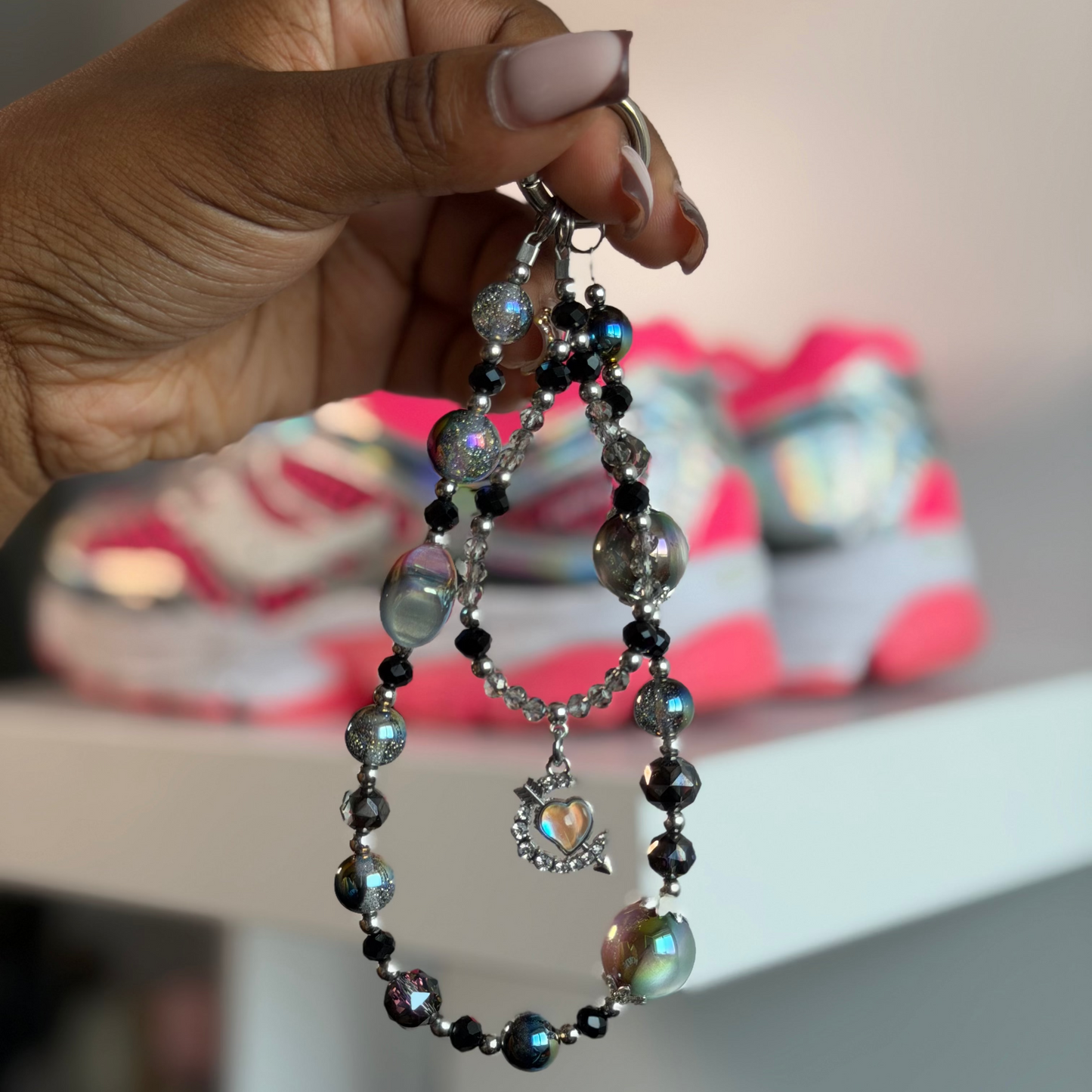 Lanière de Téléphone Portable Noire avec pendentif cœur