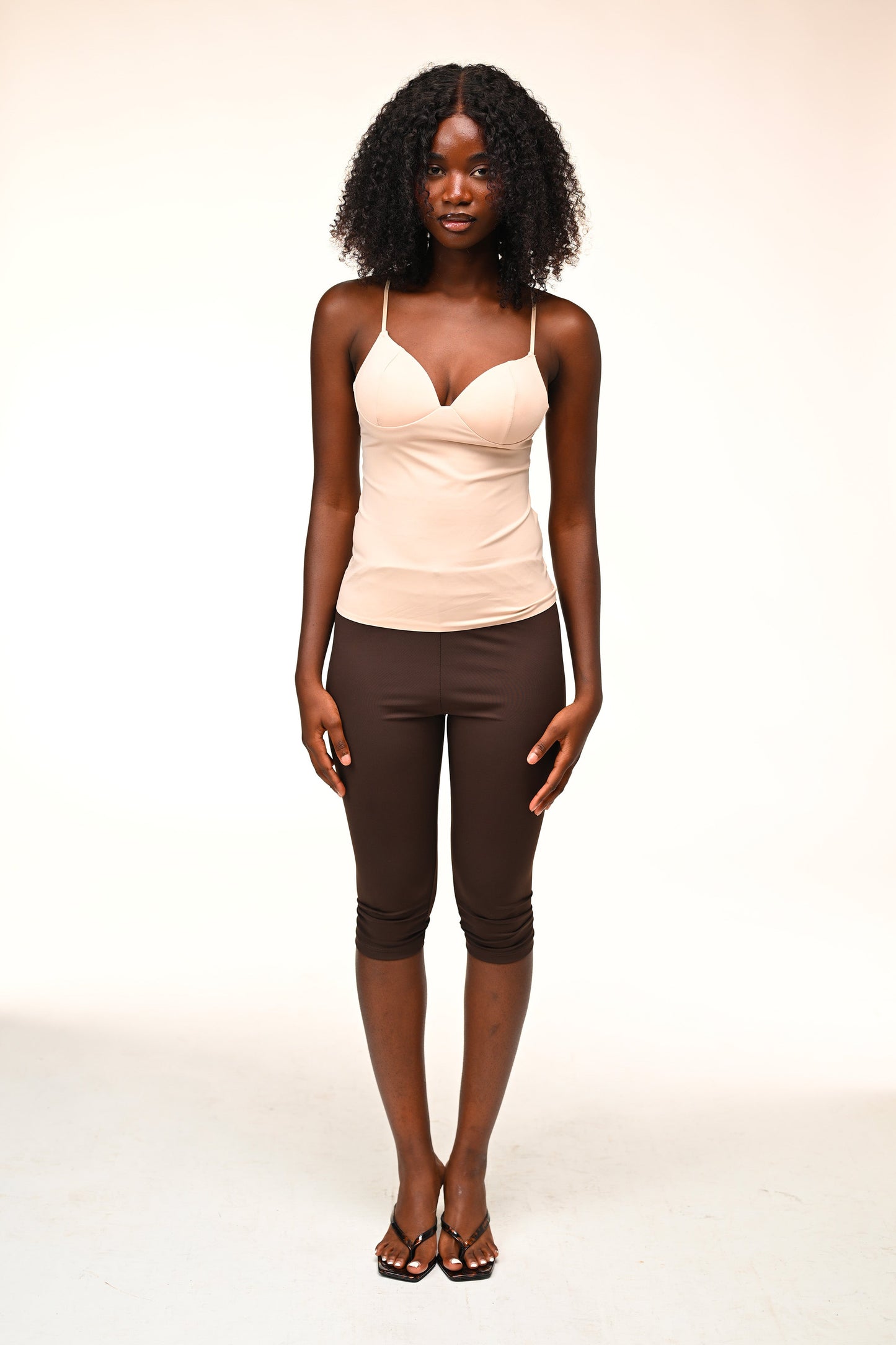 Sop Top Beige Fines Bretelles Sculptant et Bonnets Intégrés